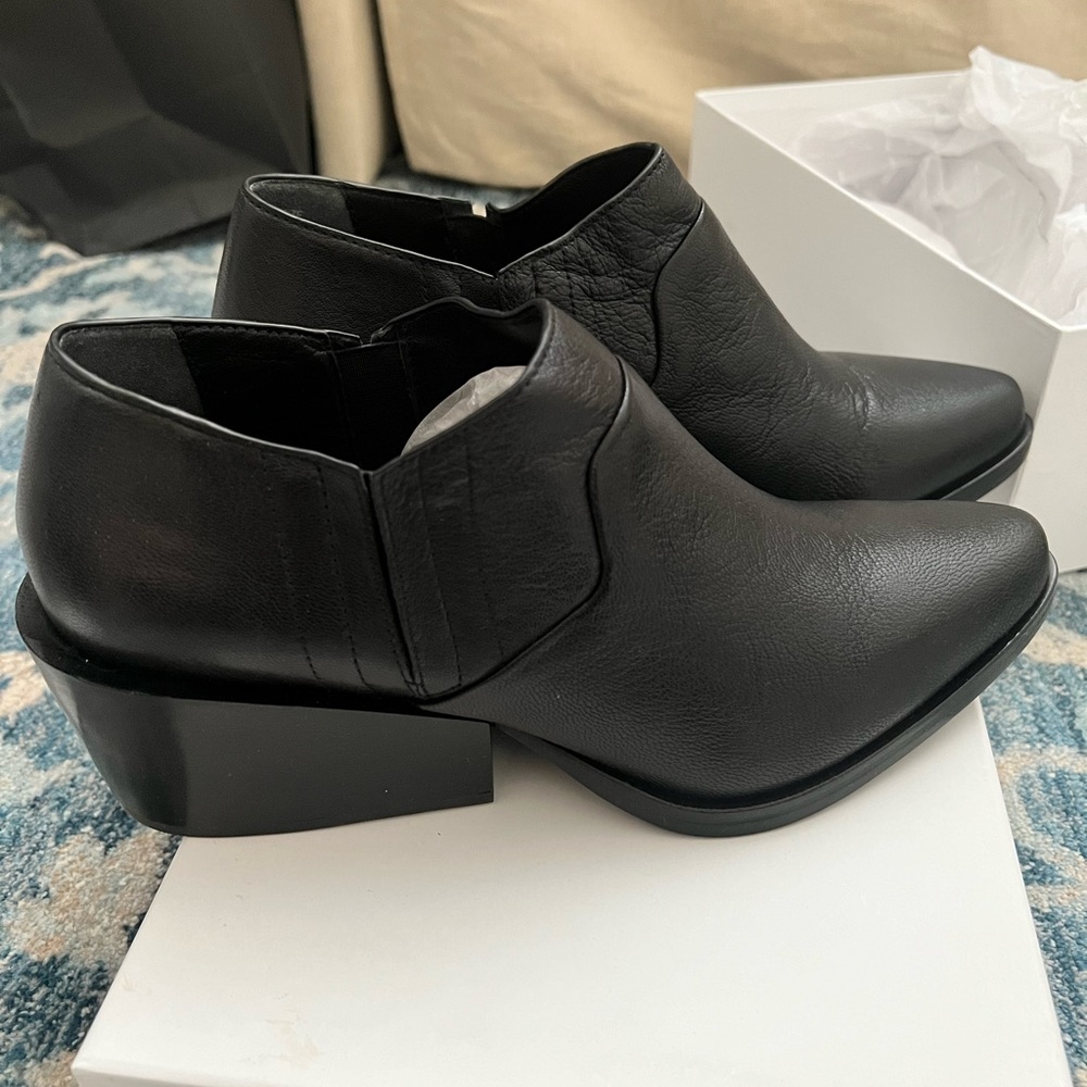 DKNY Lynn low bootie black leather NIB 9.5